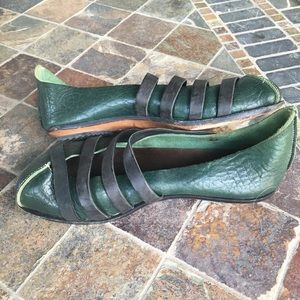 Cydwoq green leather shoes 37 but fit 7.5-8